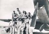 טייסת 116,סיום מלחמת סיני 1956. יצחק יבנה מפקד הטייסת עומד ליד להב המוסטנג. אני על הכנף שלישי משמאל